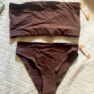Skims bandeau and underwear set. Size 2X. This is not true to size.